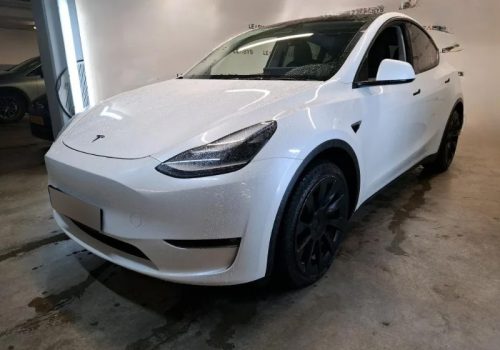 Tesla_Model_Y_Long_Range_Dual_Motor_4×4_bila_predek