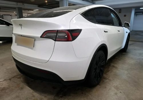 Tesla_Model_Y_Long_Range_Dual_Motor_4×4_bila_zadek