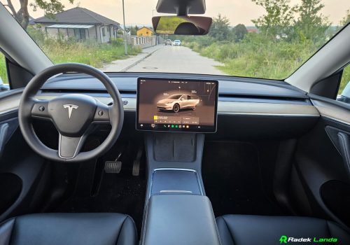 Tesla_Model_Y_Long_Range_bila_interier