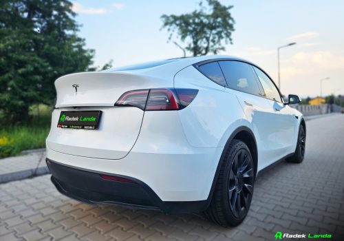 Tesla_Model_Y_Long_Range_bila_zadek