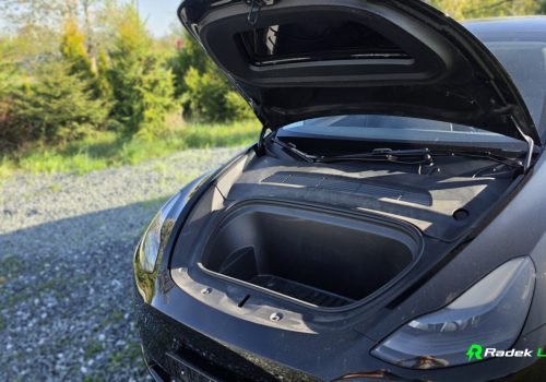Tesla_Model_Y_Long_Range_cerna_frunk