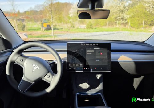 Tesla_Model_Y_Long_Range_cerna_interier