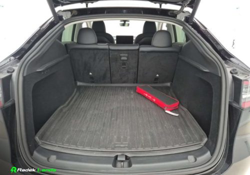 Tesla_Model_Y_Performance_Dual-Motor_AWD_cerna_zavazadlovy-prostor