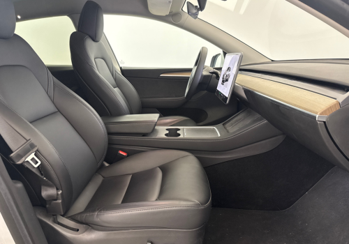 Tesla_Model_Y_RWD_LFP_bila_interier