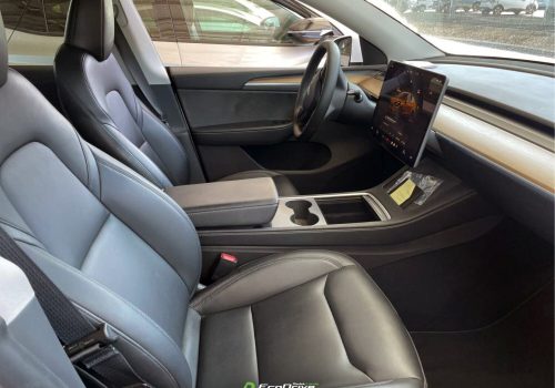 Tesla_Model_Y_RWD_SR_bila_interier