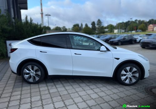 Tesla_Model_Y_RWD_bila_bok