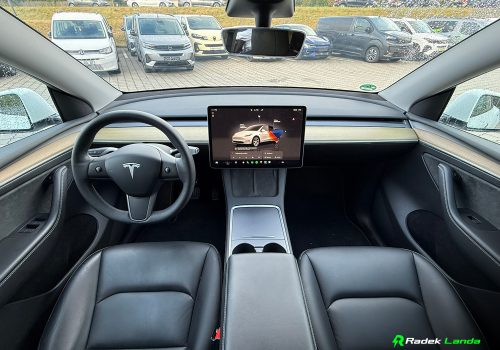 Tesla_Model_Y_RWD_bila_interier