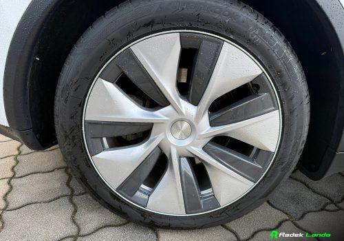 Tesla_Model_Y_RWD_bila_kola