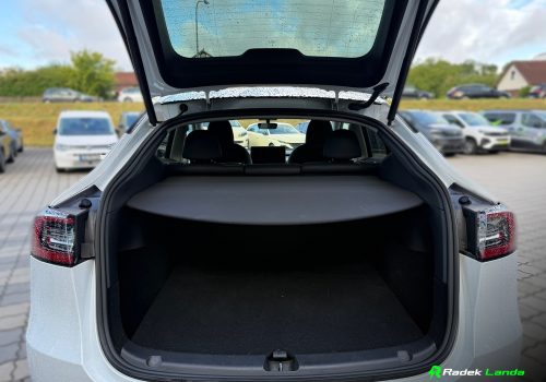 Tesla_Model_Y_RWD_bila_kufr