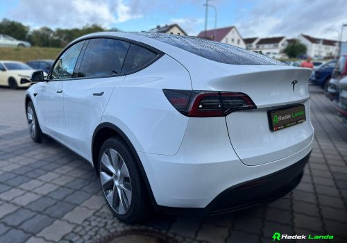 Tesla_Model_Y_RWD_bila_zadek3