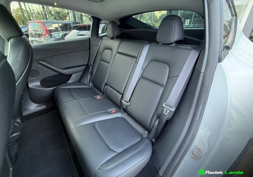 Tesla_Model_Y_RWD_bila_zadni-sedacky
