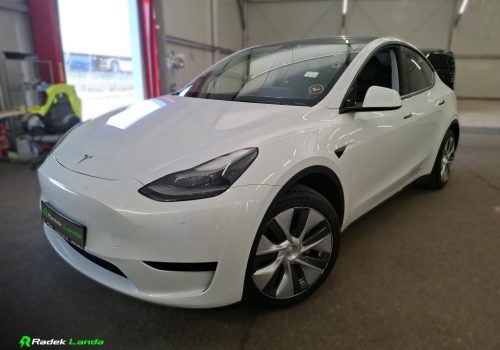 Tesla_Model_Y_SR_bila_predek