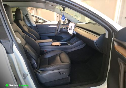 Tesla_Model_Y_SR_bila_predni-sedacky