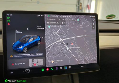 Tesla_Model_Y_SR_modra_info