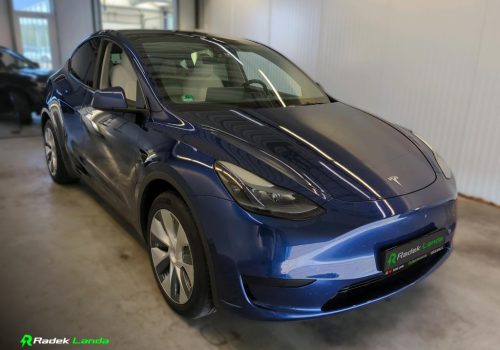 Tesla_Model_Y_SR_modra_predek