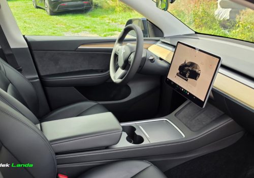 Tesla_Model_Y_Standard_Range_LFP_cerna_interier