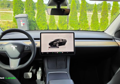 Tesla_Model_Y_Standard_Range_LFP_cerna_interier2