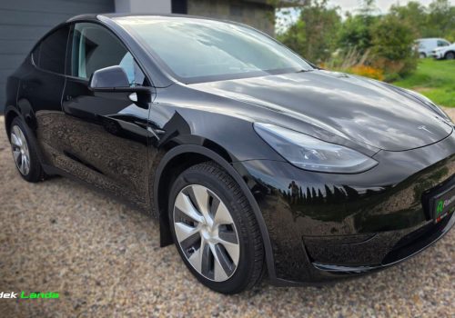 Tesla_Model_Y_Standard_Range_LFP_cerna_predek