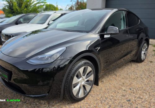 Tesla_Model_Y_Standard_Range_LFP_cerna_predek2
