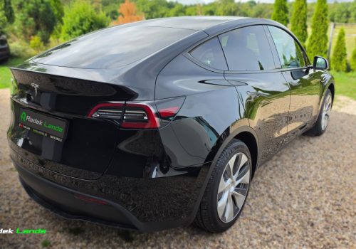 Tesla_Model_Y_Standard_Range_LFP_cerna_zadek