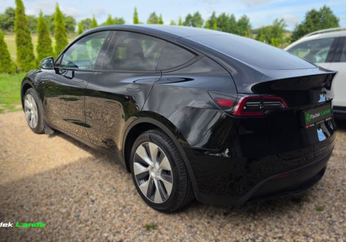 Tesla_Model_Y_Standard_Range_LFP_cerna_zadek2