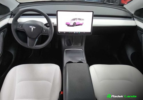 Tesla_Model_Y_Standard_Range_RWD_LFP_bila_interier