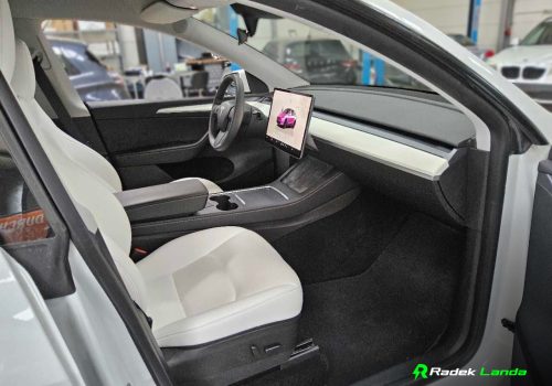 Tesla_Model_Y_Standard_Range_RWD_LFP_bila_interier2