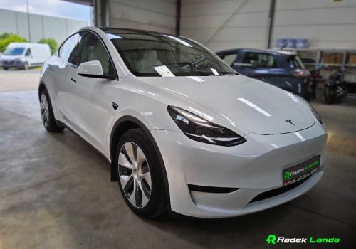 Tesla_Model_Y_Standard_Range_RWD_LFP_bila_predek