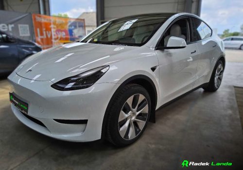 Tesla_Model_Y_Standard_Range_RWD_LFP_bila_predek2