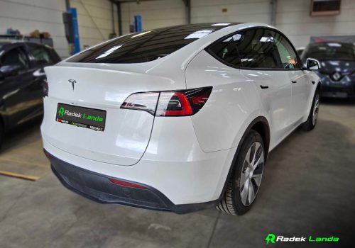 Tesla_Model_Y_Standard_Range_RWD_LFP_bila_zadek