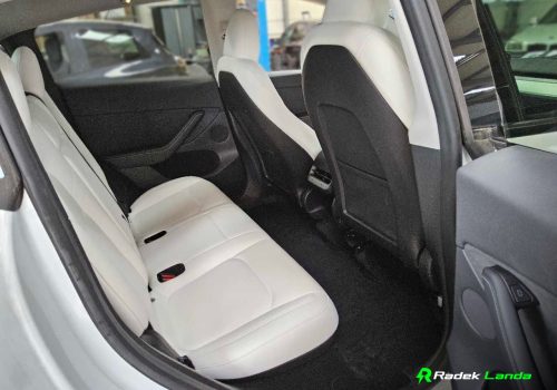 Tesla_Model_Y_Standard_Range_RWD_LFP_bila_zadni-sedacky