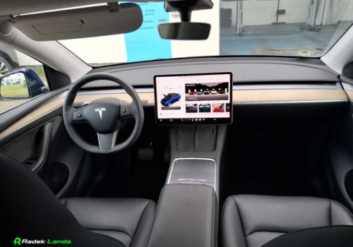 Tesla_Model_Y_Standard_Range_RWD_modra_interier