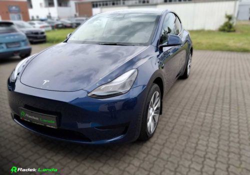 Tesla_Model_Y_Standard_Range_RWD_modra_predek