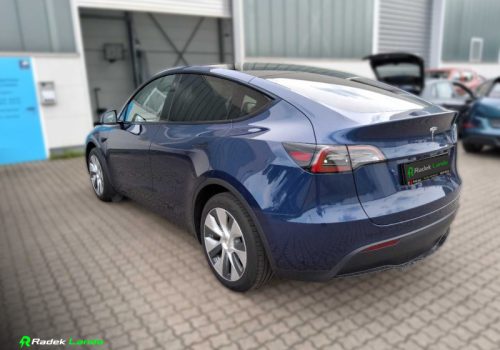 Tesla_Model_Y_Standard_Range_RWD_modra_zadek