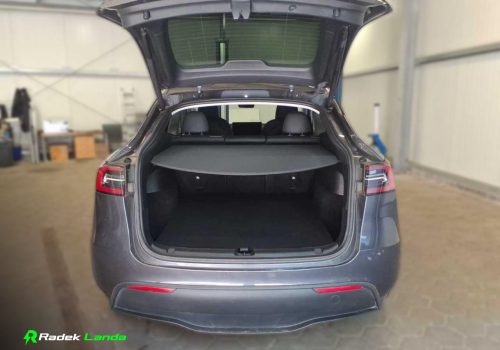 Tesla_Model_Y_Standard_Range_RWD_seda_kufr