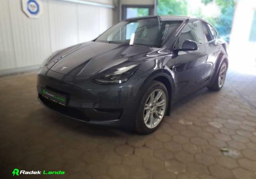 Tesla_Model_Y_Standard_Range_RWD_seda_predek-1