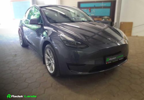 Tesla_Model_Y_Standard_Range_RWD_seda_predek2