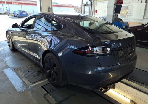 Tesla_model-s_seda_zadek