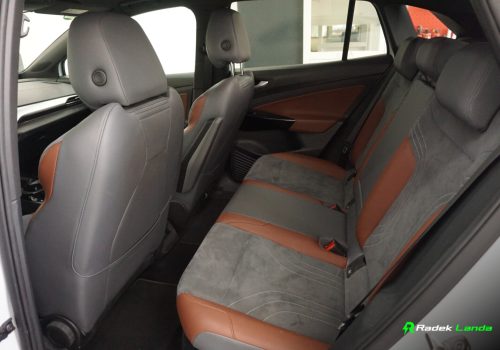 Volkswagen_ID-4_Pro_Performance_bila_zadni-sedacky