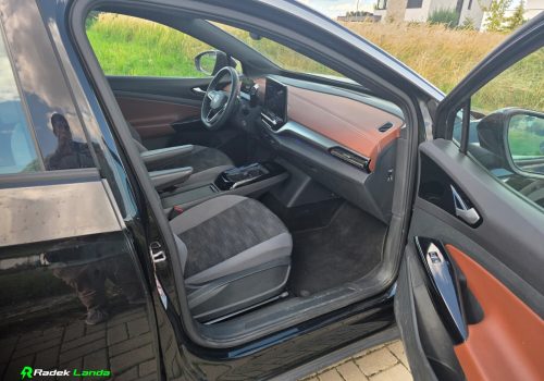 Volkswagen_ID-5_Pro_Performance_cerna_interier2