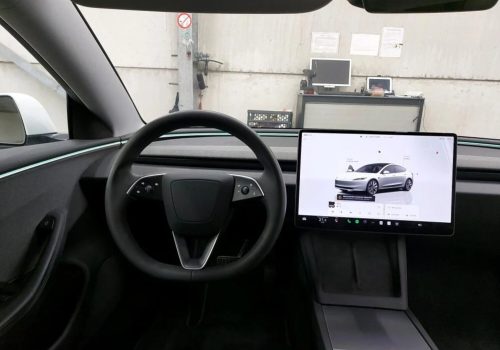 tesla-model-3-highland-rwd-lfp-2023-bila-interier-ridic-displej