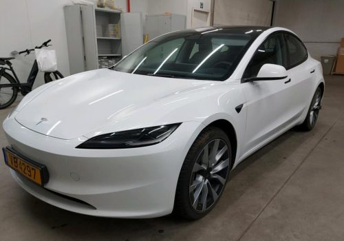 tesla-model-3-highland-rwd-lfp-2023-bila-predni-levy-pohled