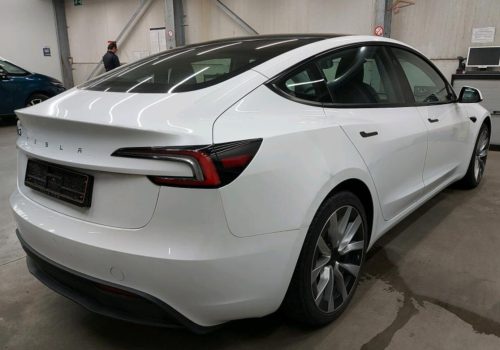 tesla-model-3-highland-rwd-lfp-2023-bila-zadni-pravy-pohled