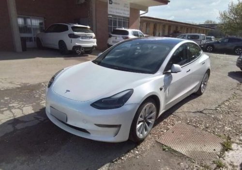 tesla_model-3_LR_bila_predek