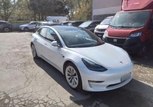 tesla_model-3_LR_bila_predek2