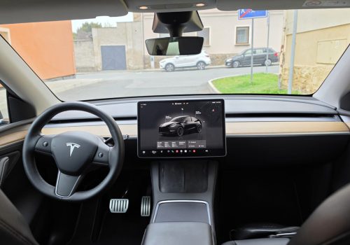 tesla_model-Y_performance_cerna_interier