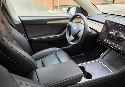 tesla_model-Y_performance_cerna_interier3