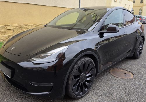 tesla_model-Y_performance_cerna_predek