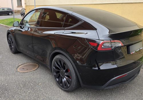 tesla_model-Y_performance_cerna_zadek
